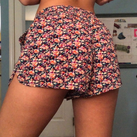 Floral flowy shorts - Picture 2 of 4